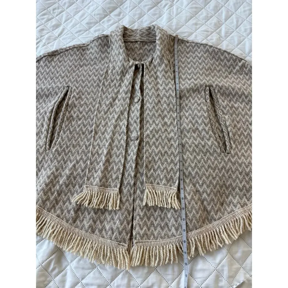 Lagenlook Fringed Poncho Cape Capelet Chevron Knit Boho Cottagecore Oatmeal Gray